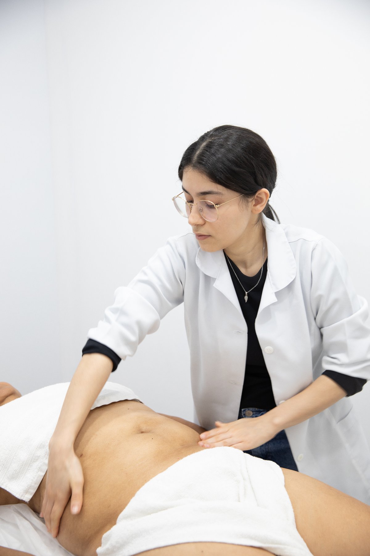 Avaliação da parede abdominal em sessão de fisioterapia