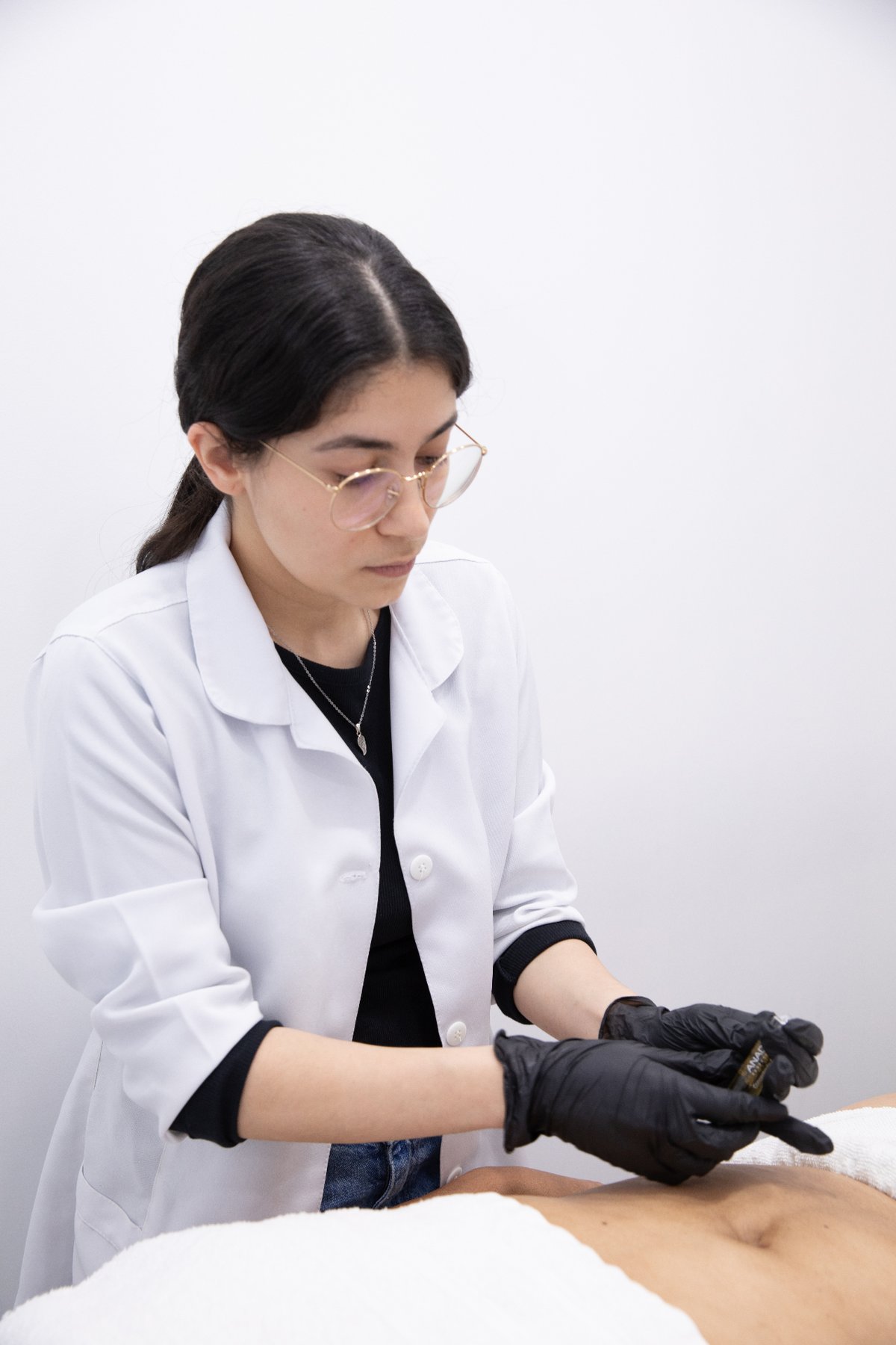 Fisioterapeuta em sessão de fisioterapia dermatofuncional