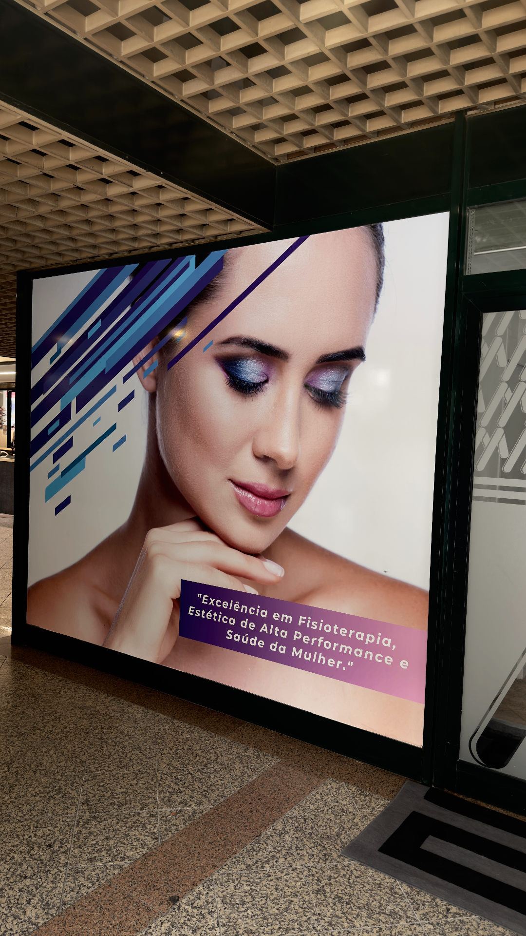 Montra iluminada da MoviMente Estética Porto, no Centro Empresarial Capitólio